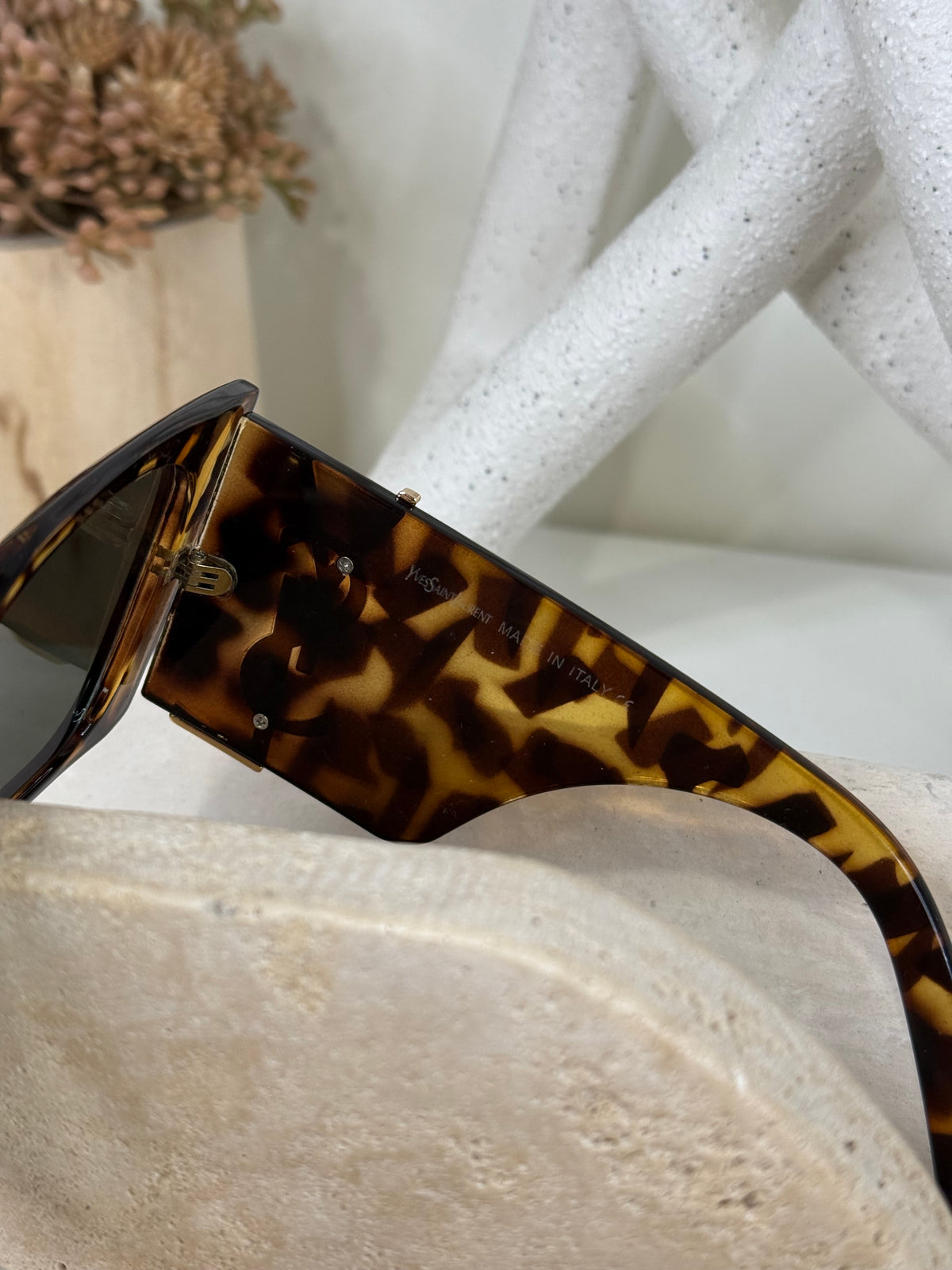 Tortoiseshell Oversized Sunglasses with Bold Square Frames