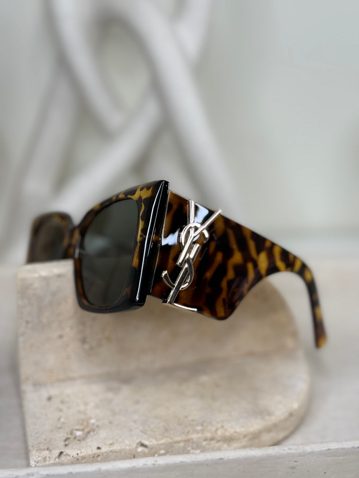 Tortoiseshell Oversized Sunglasses with Bold Square Frames