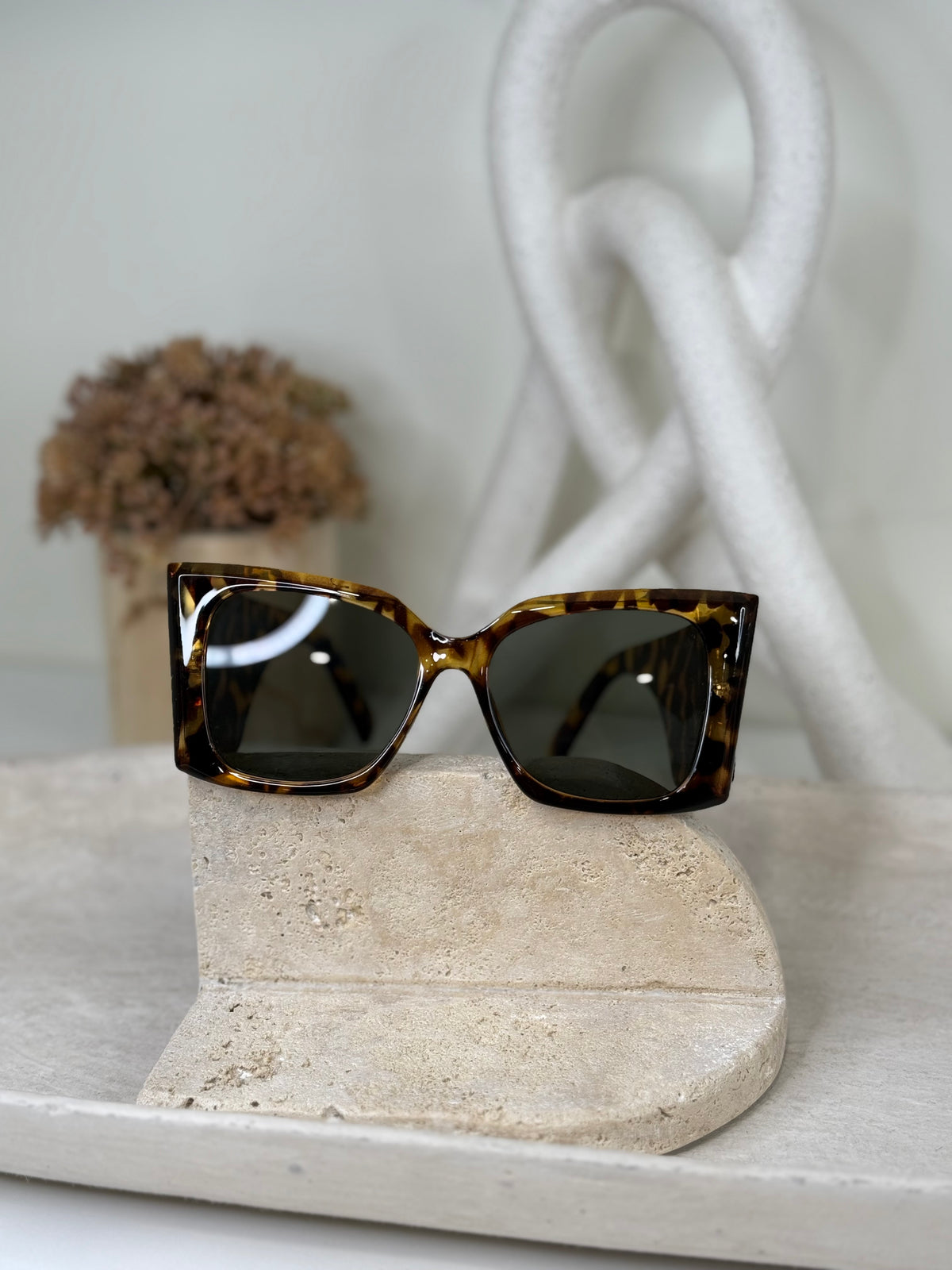Tortoiseshell Oversized Sunglasses with Bold Square Frames