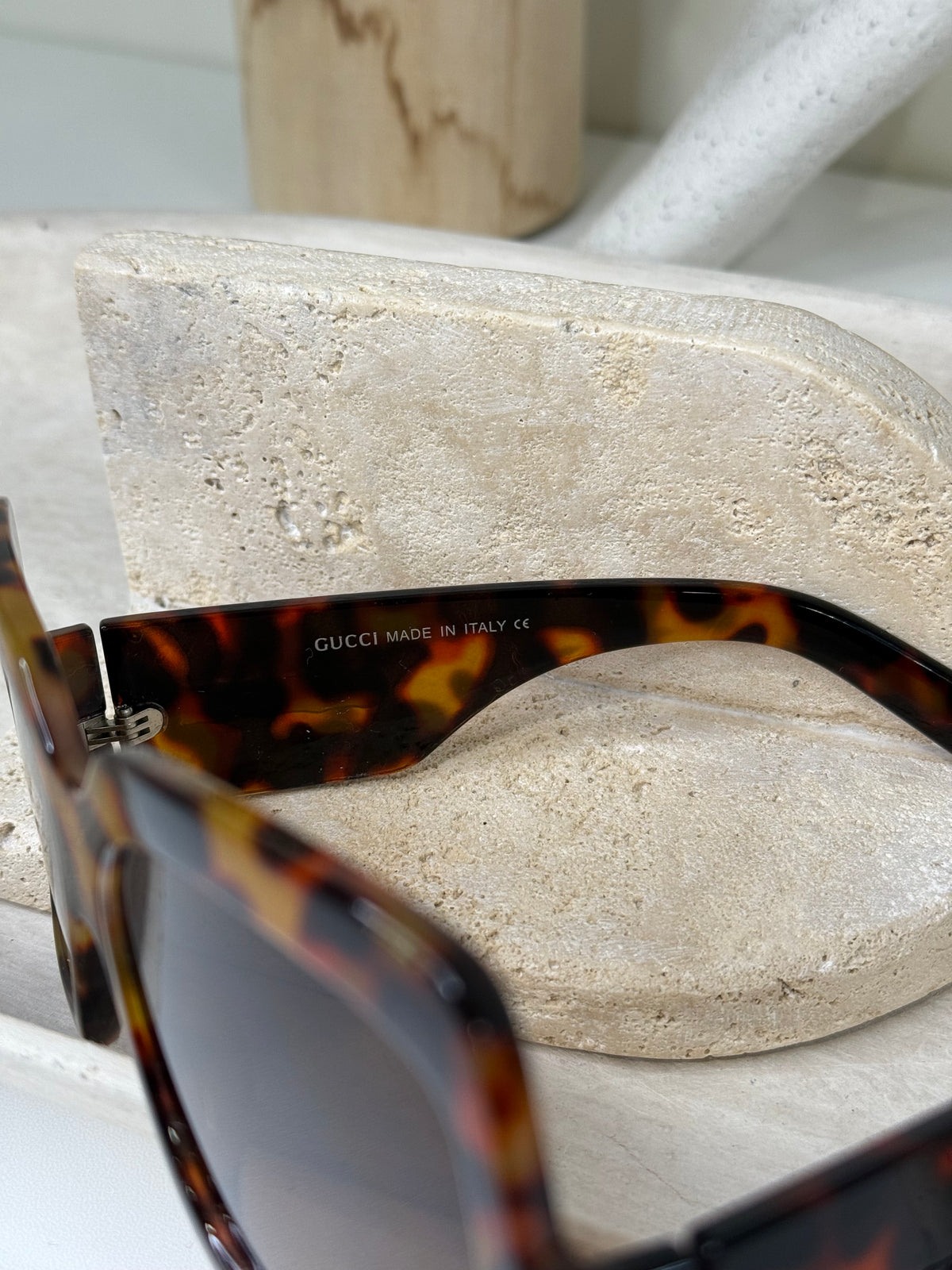 Tortoiseshell Sunglasses with Classic Frames for Effortless Style