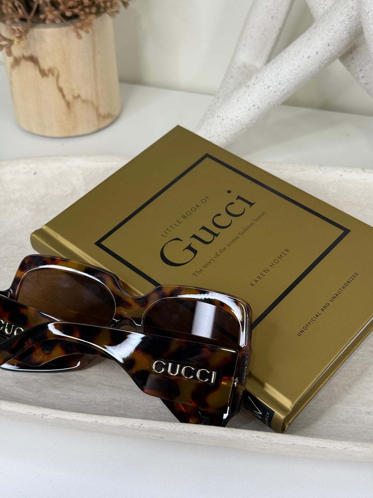 Tortoiseshell Sunglasses with Classic Frames for Effortless Style