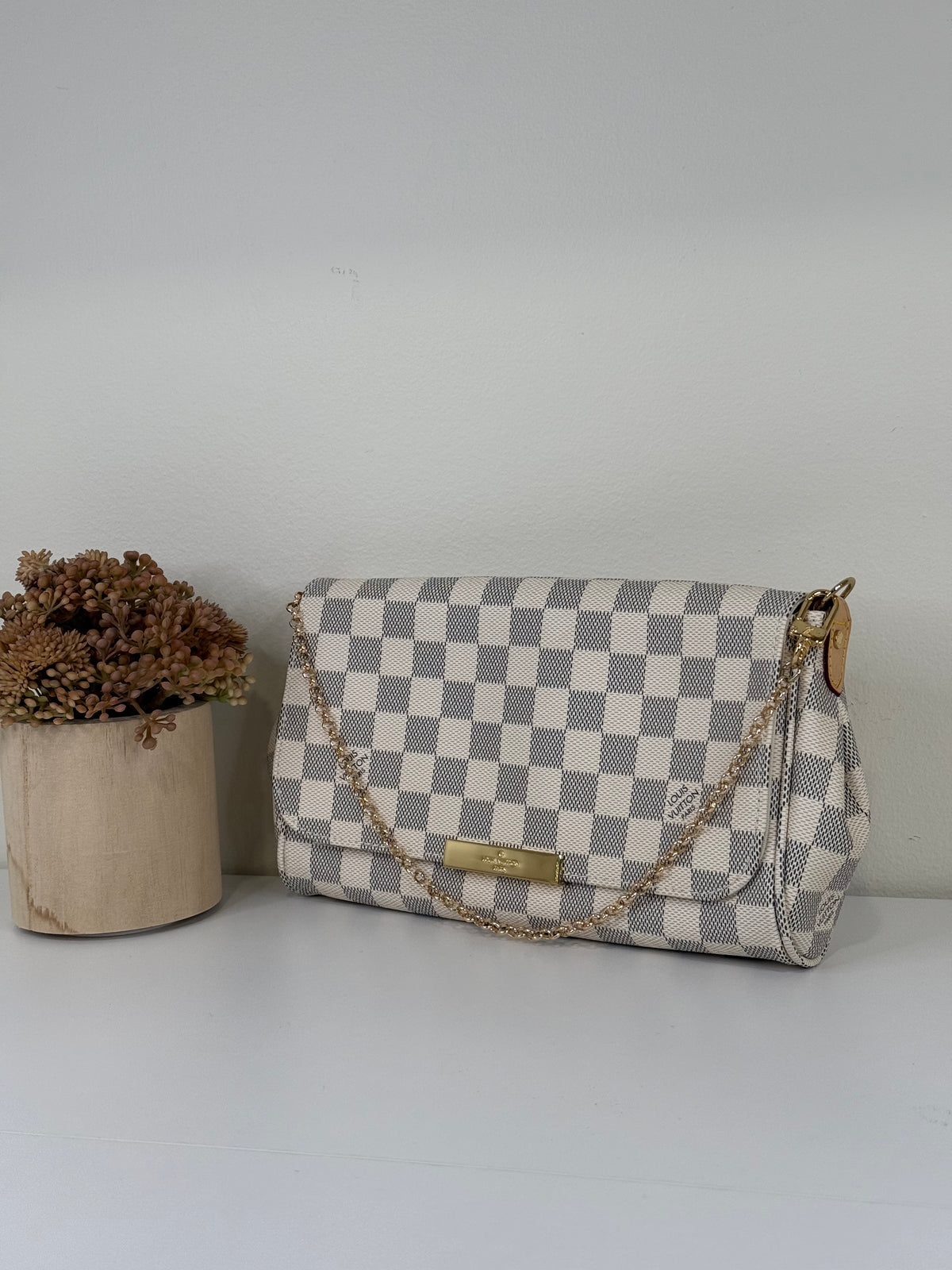 Vibrant White and Blue Checkered 6"1/2"4" Leather Wallet with Fine Detailing