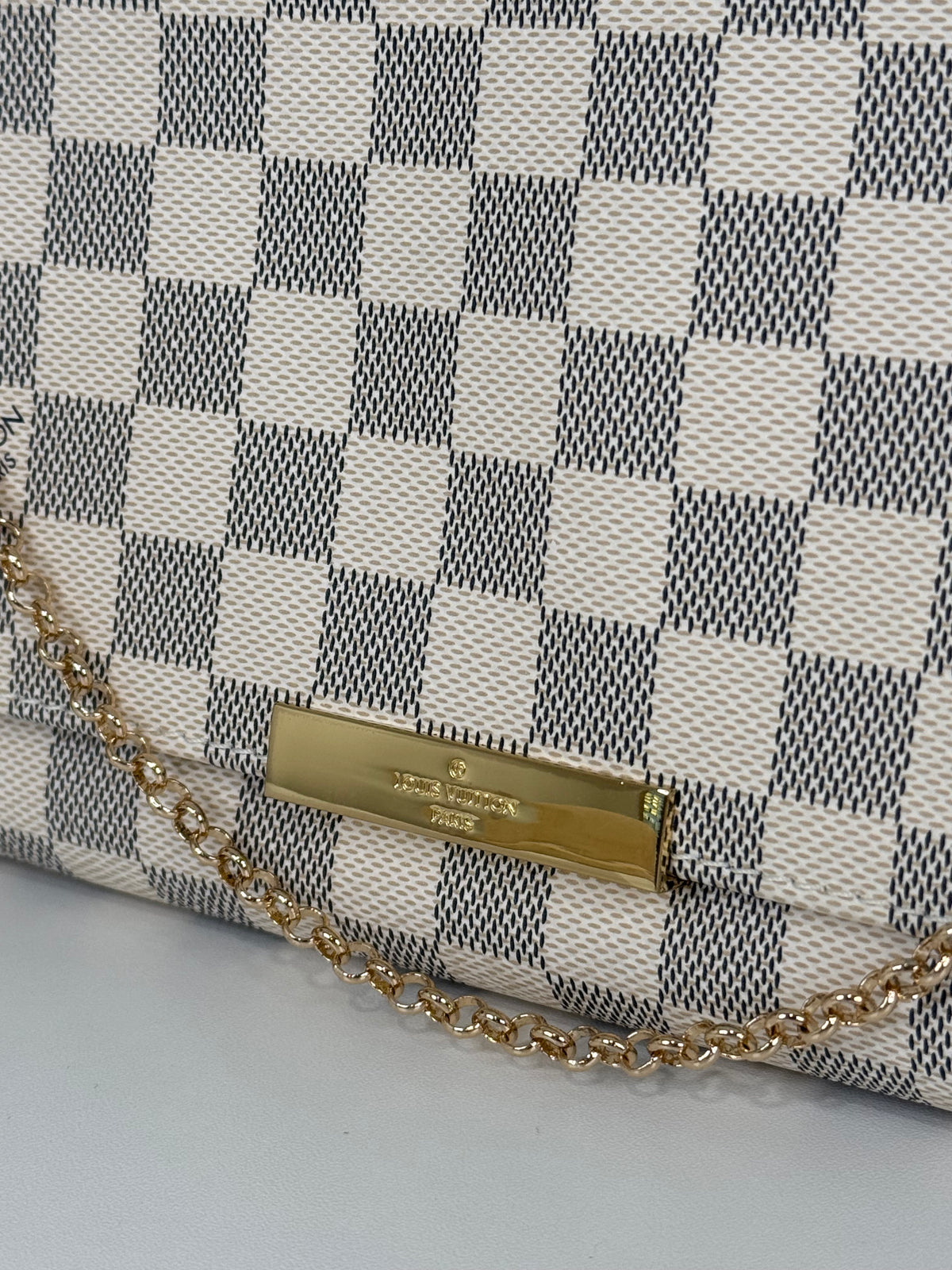 Vibrant White and Blue Checkered 6"1/2"4" Leather Wallet with Fine Detailing