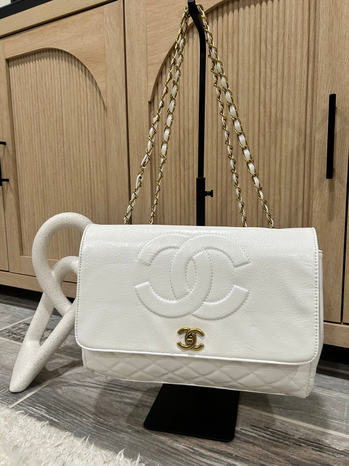 Chic White Leather Shoulder Bag with Gold Chain Strap