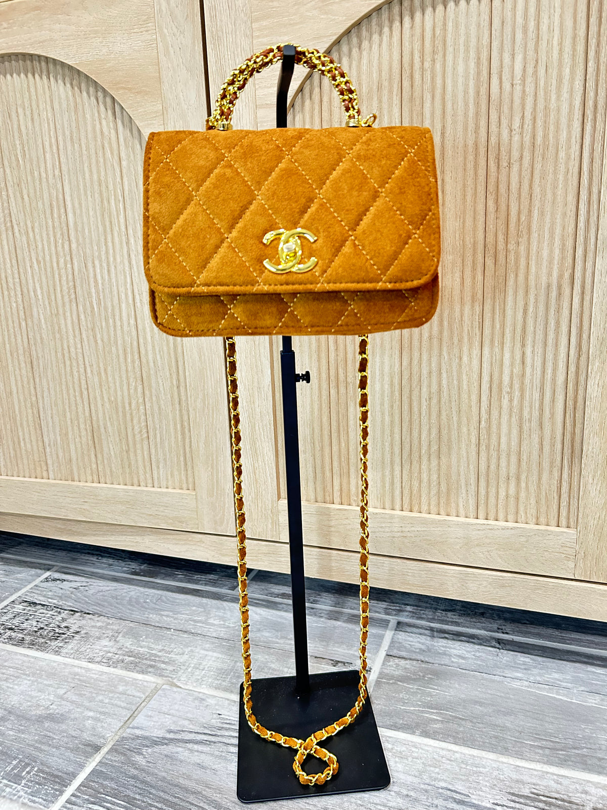 Luxury Green Quilted Handbag with Gold-Tone Chain Details