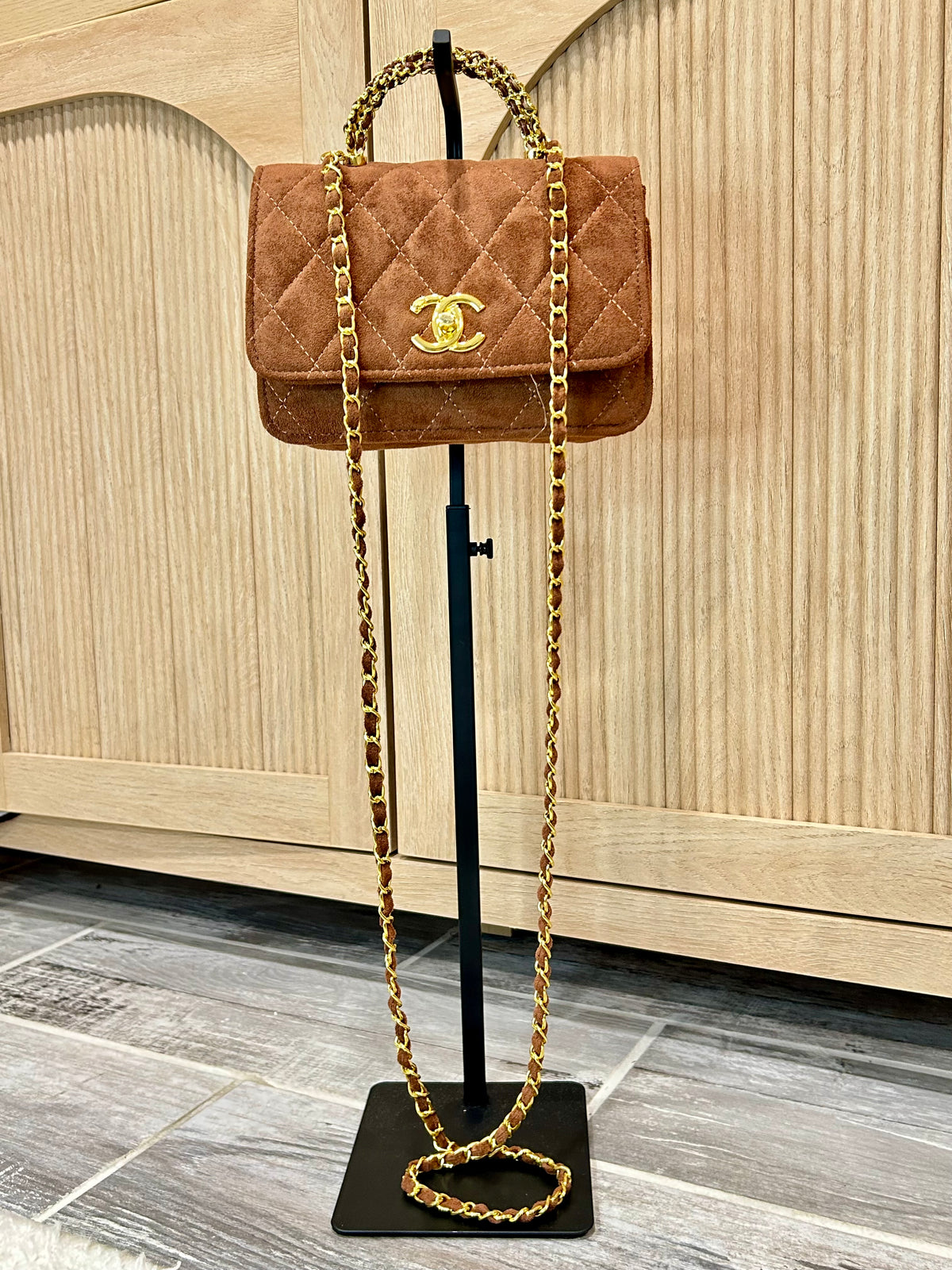 Luxury Green Quilted Handbag with Gold-Tone Chain Details